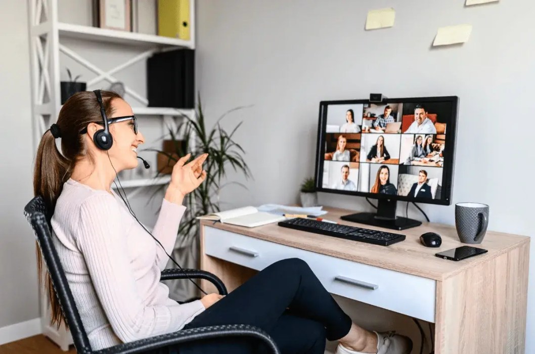 A business professional engaged in a virtual video conference using a reliable internet connection.
